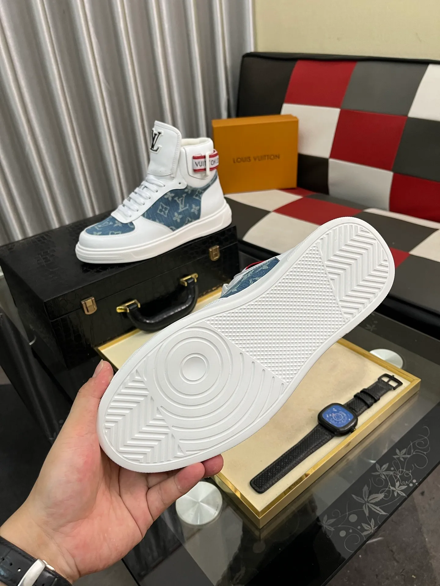 Men's shoes💰440⌚️⌚️"LOUI* VUITTO*" popular men's casual shoes, genuine Italian development💯purchasing level quality✔️The upper is made of first-layer cowhide, comfortable and soft sheepskin feet⚡️Fashionable and versatile. The toe last shape is firm and full, and the soles are made from LV original molds and can be moved in and out of the counter at will. Light and comfortable on the foot~purely handmade, details determine quality! Size:38-442️⃣Colors available